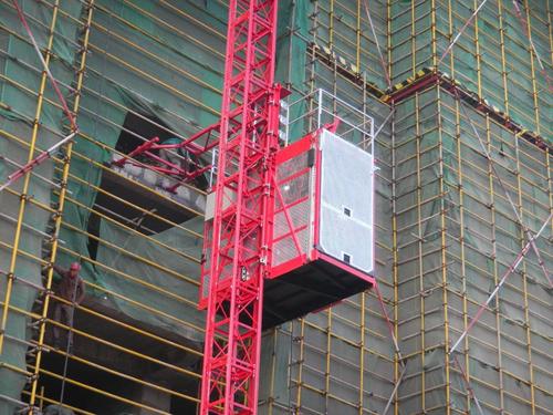 工程机械安装：承接各种塔式起重机、施工升降机的安装、拆卸